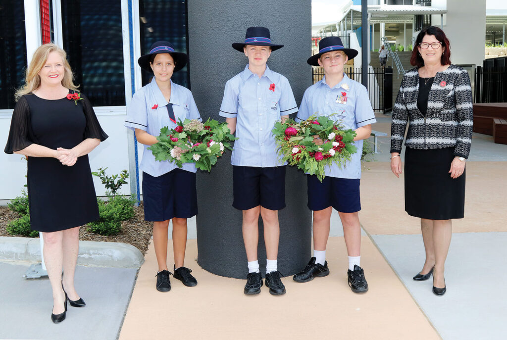 Councillor & Principal laying wreaths