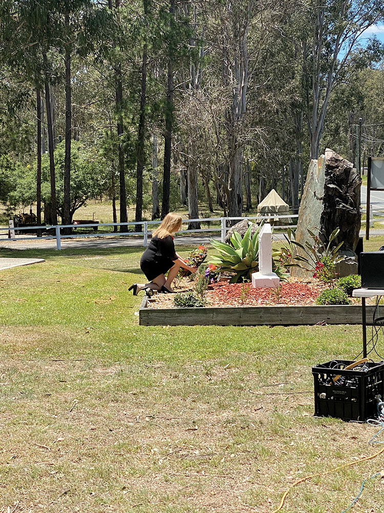 Cr Laurie Koranski laying a wreath