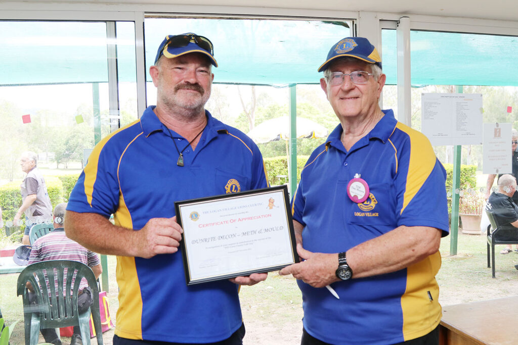 Golf Day Organiser Lion Tim Moyes (on right) presenting certificate
to Lion Steve Annels from Dunrite Pest Services as Chief Sponsor of the Day